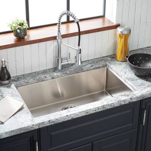 Stainless steel undermountt sink.